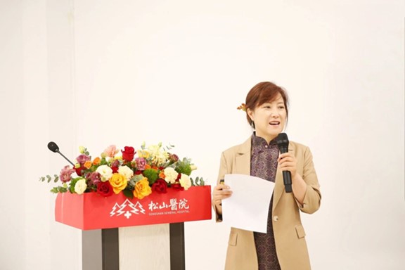 邵鳳云介紹項目情況。重慶松山醫(yī)院供圖