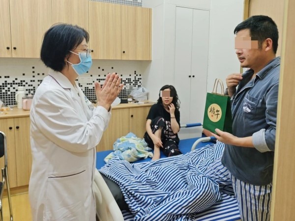 醫(yī)院領(lǐng)導為患者送粽子。重慶東大肛腸醫(yī)院供圖