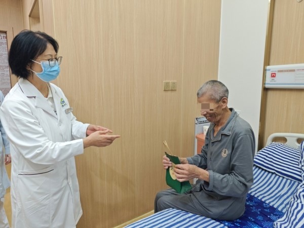 醫(yī)院領(lǐng)導為患者送粽子。重慶東大肛腸醫(yī)院供圖