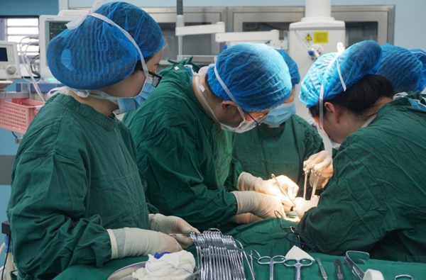 專家正在進(jìn)行手術(shù)。重慶仁品耳鼻喉醫(yī)院供圖