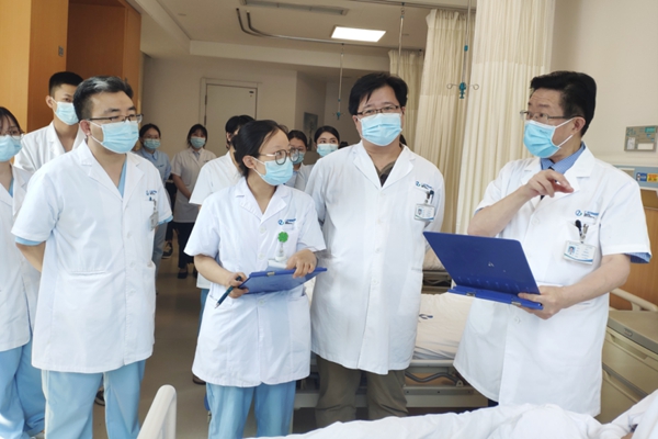 李紅帶領(lǐng)醫(yī)護(hù)團(tuán)隊查房。重慶仁品耳鼻喉醫(yī)院供圖