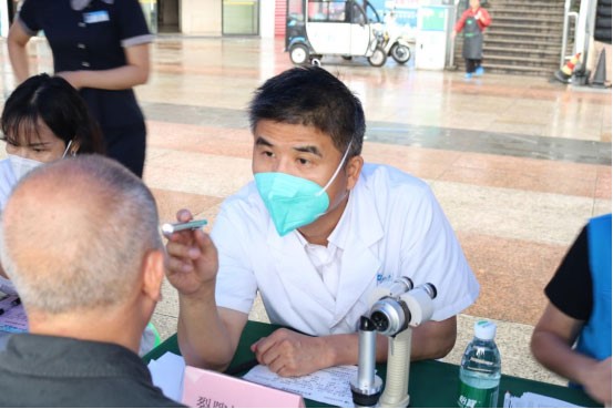 義診現(xiàn)場。重慶華廈眼科醫(yī)院供圖