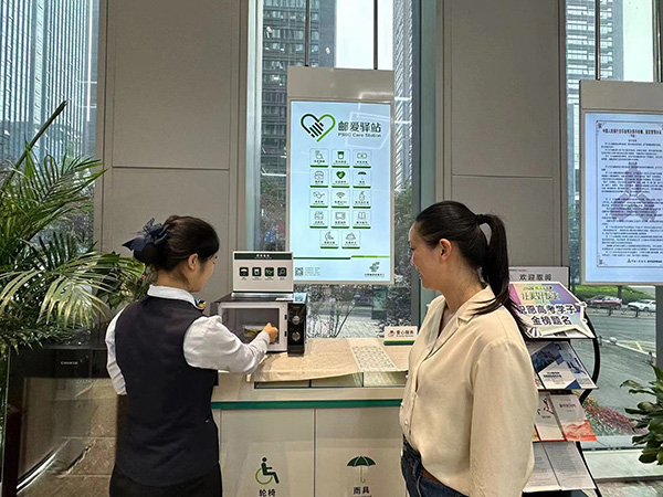 利用網(wǎng)點(diǎn)微波爐為送考家長(zhǎng)熱飯。郵儲(chǔ)銀行重慶分行供圖