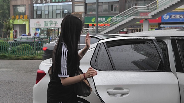 為有需要的學(xué)生提供免費(fèi)接送服務(wù)。郵儲(chǔ)銀行重慶分行供圖