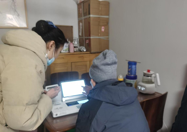 為老年群體提供上門服務。浦發(fā)銀行重慶分行供圖