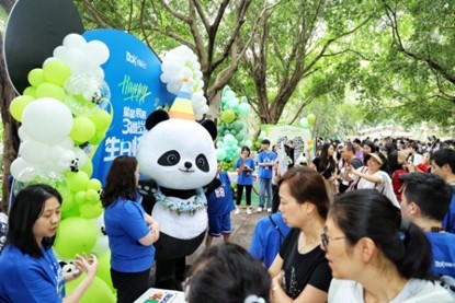大熊貓粉絲參加“星星”“辰辰”的三歲生日慶?；顒?。重慶銅雀臺整形外科醫(yī)院供圖