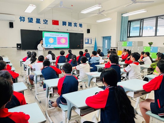 講座現(xiàn)場。華廈渝州眼科醫(yī)院供圖