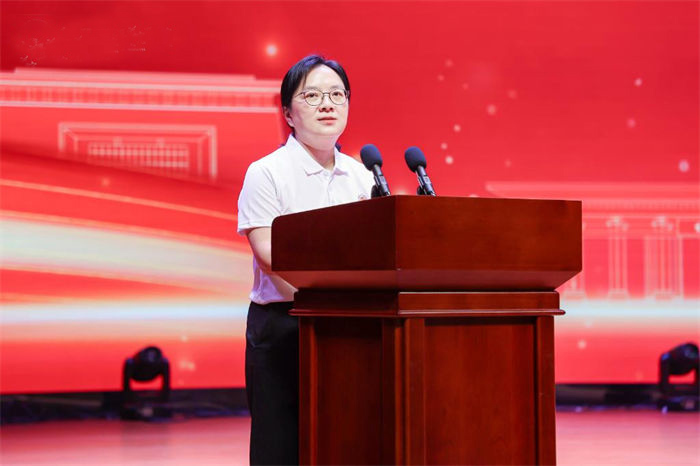 重慶市中醫(yī)院黨委書記唐玲發(fā)言。學(xué)校供圖