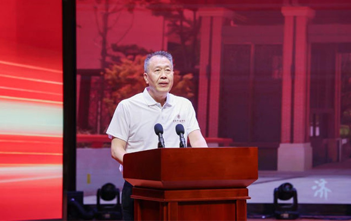 重慶中醫(yī)藥學(xué)院黨委書記、院長(zhǎng)周建軍作工作報(bào)告。學(xué)校供圖