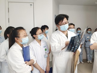 李明棟帶領(lǐng)醫(yī)生團隊進行查房。重慶仁品耳鼻喉醫(yī)院供圖