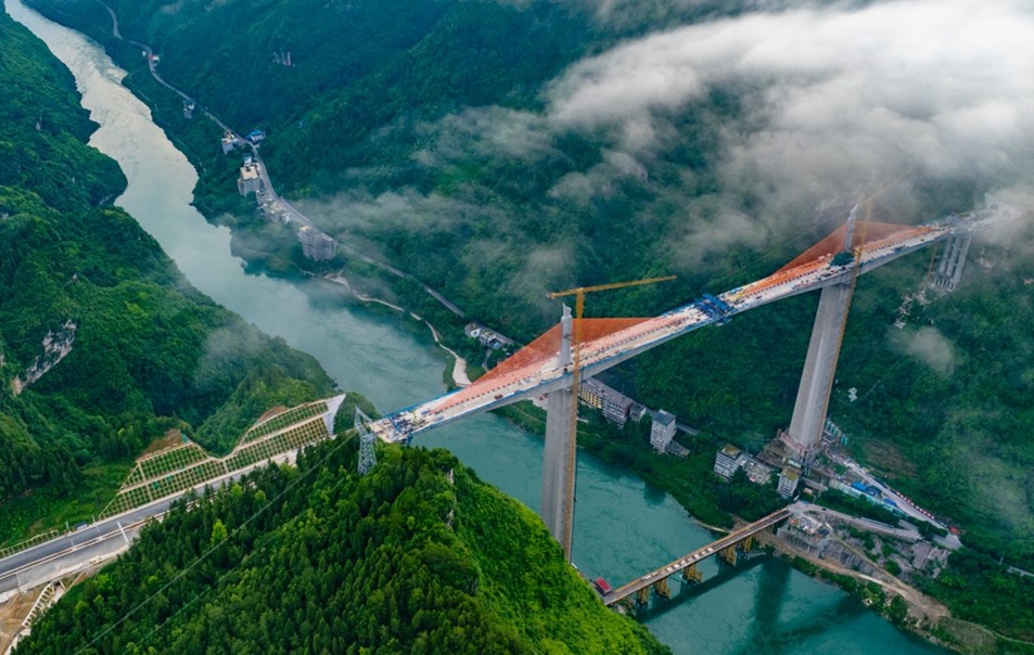 渝湘復(fù)線高速磨寨烏江特大橋合龍。重慶市交通運(yùn)輸委供圖