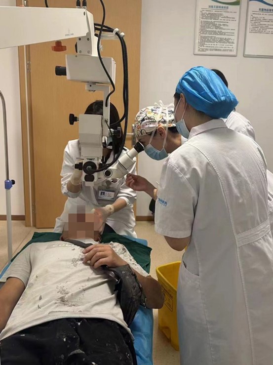 治療現(xiàn)場。華廈渝州眼科醫(yī)院供圖