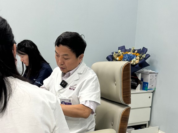 刁慶春看診中。重慶美萊整形美容醫(yī)院供圖