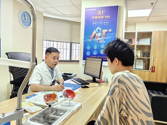 葉進(jìn)為近視患者面診。重慶普瑞眼科醫(yī)院供圖