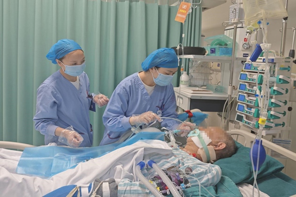 護士正在為患者置空腸管給予營養(yǎng)支持。重慶醫(yī)科大學附屬第二醫(yī)院供圖