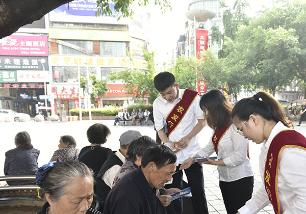 為群眾發(fā)放宣傳折頁(yè)。農(nóng)發(fā)行重慶市分行供圖