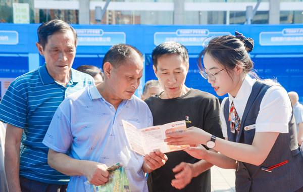 浙商銀行重慶分行工作人員向市民提示非法集資風(fēng)險(xiǎn)。浙商銀行重慶分行供圖