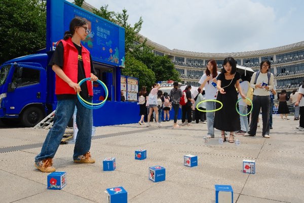 志愿者引導(dǎo)同學(xué)們參加科普互動游戲。主辦方供圖