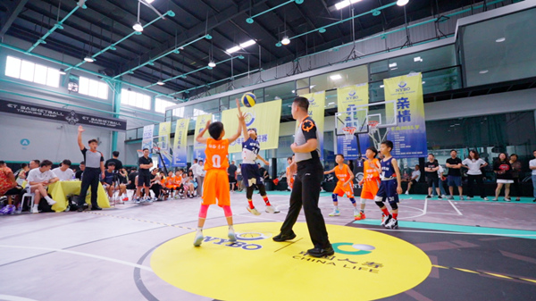 小球員們?cè)谫悎?chǎng)上拼搏。中國人壽壽險(xiǎn)重慶市分公司供圖