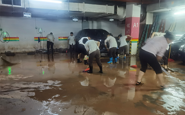 物業(yè)團隊對車庫內(nèi)部進行全面排水。東原仁知物業(yè)供圖