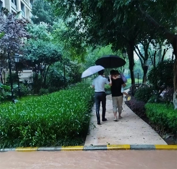 物業(yè)團隊護送業(yè)主回家。東原仁知物業(yè)供圖