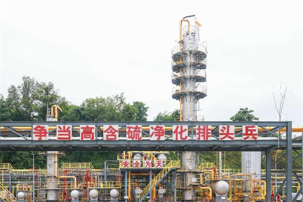 萬(wàn)州分廠(chǎng)機(jī)器轟鳴。曾英豪攝