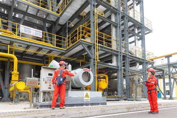 工作人員對(duì)設(shè)備進(jìn)行巡檢。 曾英豪攝