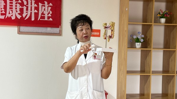 謝恩莉講解現(xiàn)場(chǎng)。重慶圣佑肛腸醫(yī)院供圖