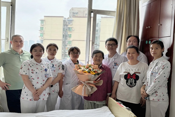 心血管內(nèi)科團隊祝賀余奶奶康復(fù)出院。重慶醫(yī)科大學(xué)附屬第二醫(yī)院供圖