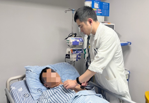 醫(yī)生術(shù)后查房。受訪者供圖
