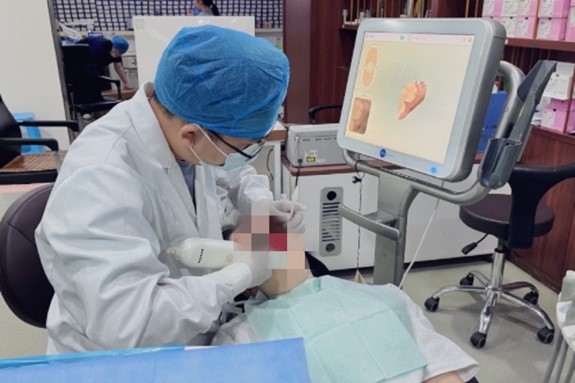 魏戰(zhàn)軍為患者進(jìn)行口腔掃描。重慶牙博士口腔供圖