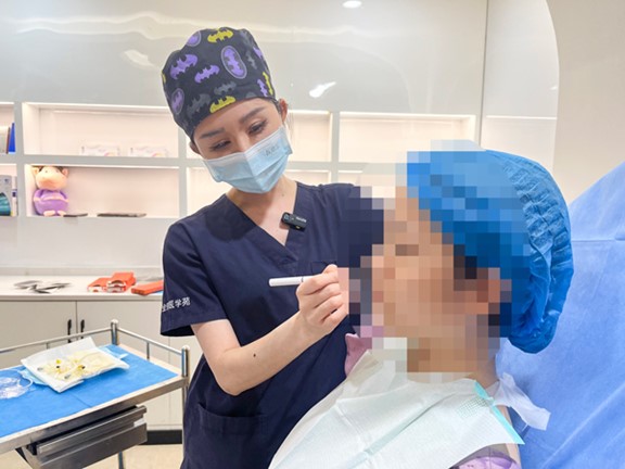 朱芯進行實操演示。重慶軍美醫(yī)療美容醫(yī)院供圖