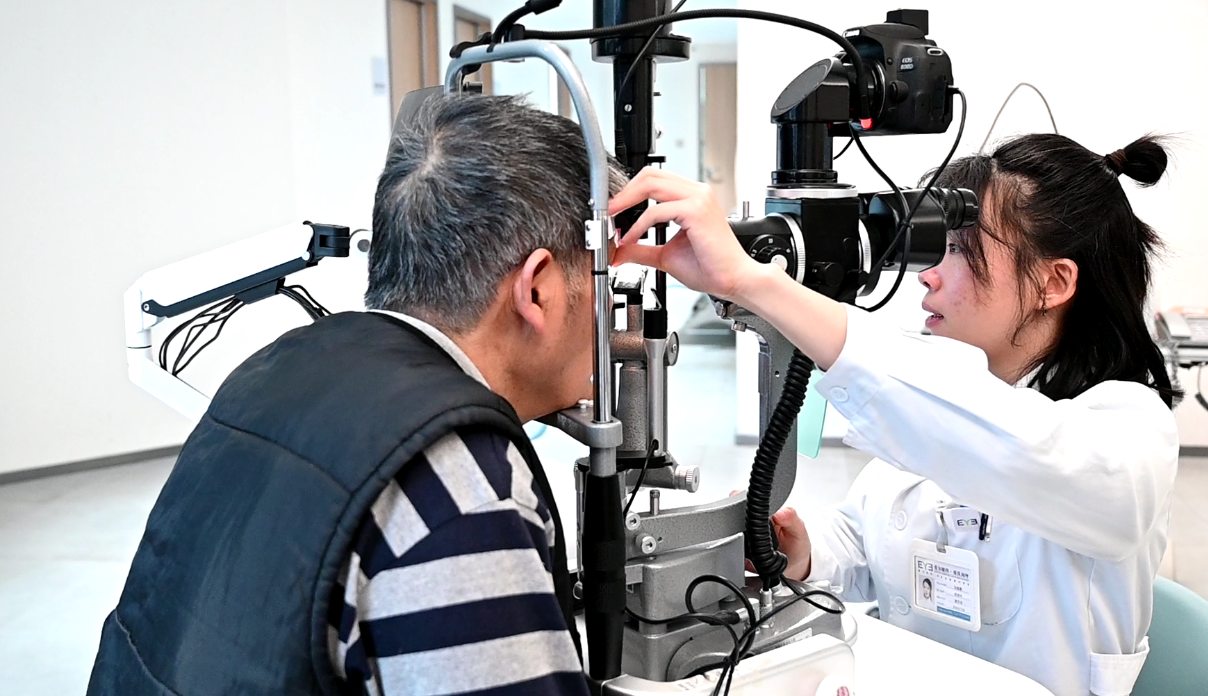 唐大爺眼部檢查中。重慶南坪愛爾眼科醫(yī)院供圖