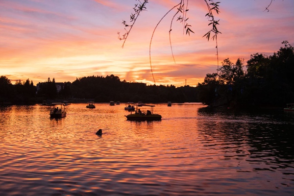 黃水月亮湖。吳新民攝