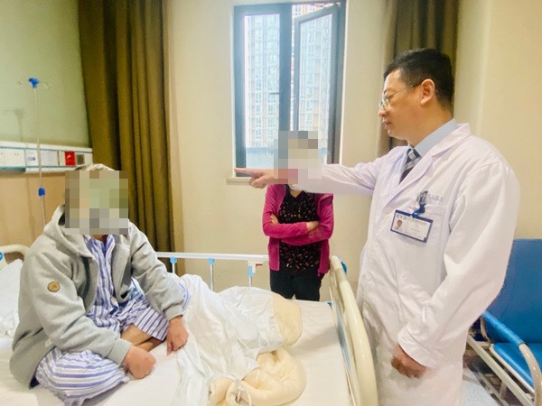 袁洪峰查房中。重慶愛(ài)爾眼科醫(yī)院總院供圖