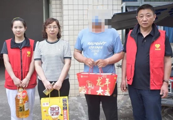 家訪活動(dòng)現(xiàn)場(chǎng)。重慶迪邦皮膚病醫(yī)院供圖