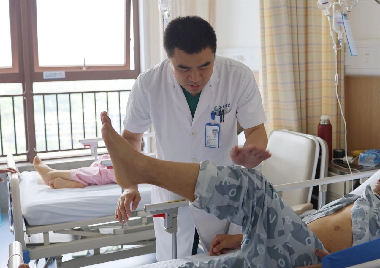 梁鴻檢查患者恢復(fù)情況。重慶西區(qū)醫(yī)院供圖