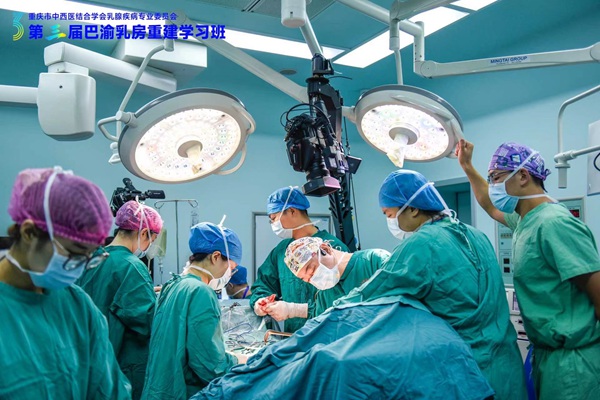 手術(shù)室現(xiàn)場(chǎng)。重慶大學(xué)附屬腫瘤醫(yī)院供圖