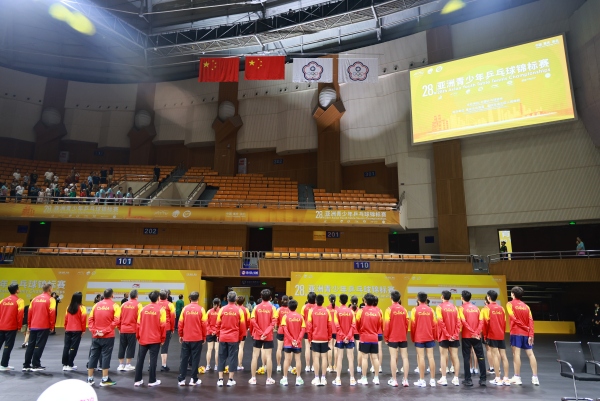中國隊全體運動員、教練面對國旗，高唱國歌。