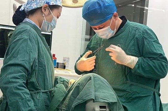 醫(yī)生為患者實施手術。泰康拜博口腔醫(yī)院供圖