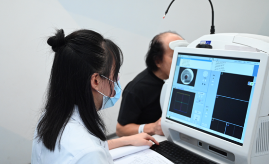 患者術(shù)后檢查眼底情況。重慶南坪愛爾眼科醫(yī)院供圖