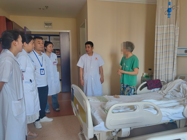 醫(yī)生查房。重慶嘉華醫(yī)院供圖