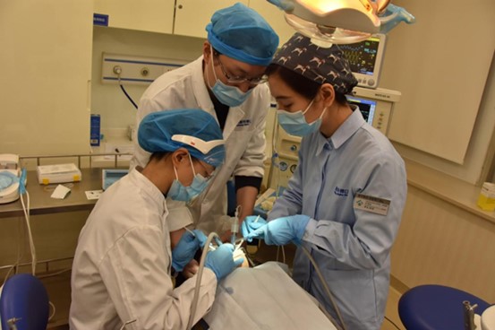 醫(yī)生為患者實(shí)施手術(shù)。泰康拜博口腔醫(yī)院供圖