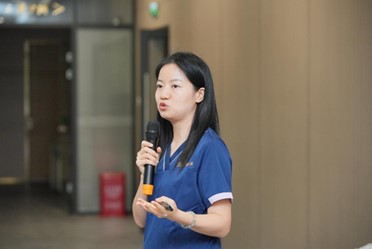 樊雯君正在分享課題。重慶星榮整形外科醫(yī)院供圖