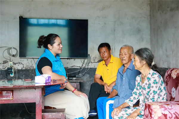 秦蜀蕓與遷移避險(xiǎn)群眾交談。云陽(yáng)縣融媒體中心供圖