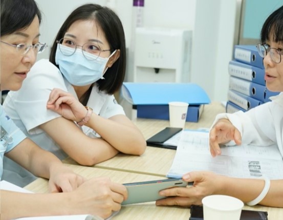 評審專家審核中。重慶華美整形外科醫(yī)院供圖