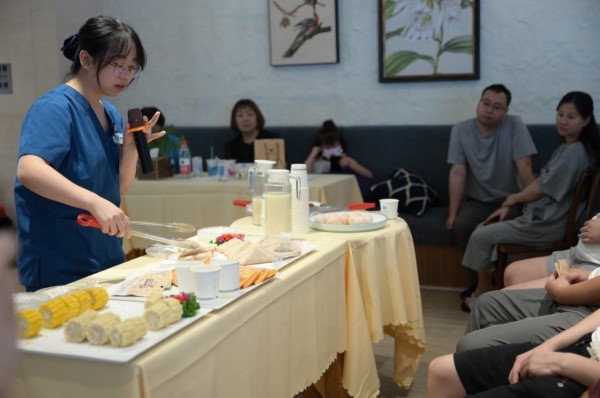 營(yíng)養(yǎng)師指導(dǎo)飲食搭配。重慶安琪兒婦產(chǎn)醫(yī)院供圖