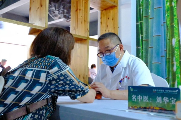 全國名中醫(yī)，重慶中醫(yī)藥學(xué)院中醫(yī)學(xué)院院長劉華寶為市民看診。胡悅建攝