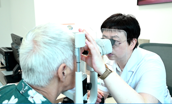 張曉城為患者檢查眼部狀況。重慶南坪愛爾眼科醫(yī)院供圖