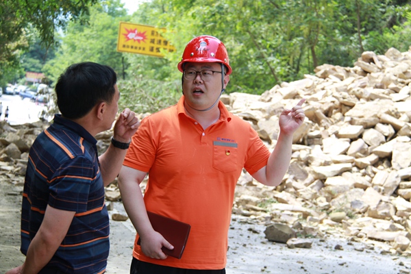 《黨員沖在一線》。 6月30日，身為黨員的107地質(zhì)隊(duì)駐守地質(zhì)工程師路正昆正在黔江區(qū)沙壩鎮(zhèn)G319國(guó)道沿線一處公路邊坡垮塌現(xiàn)場(chǎng)開展應(yīng)急處置工作。李明亮攝